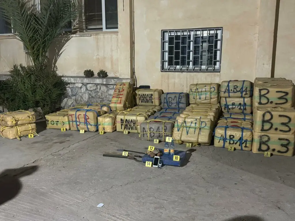 مواجهة بالسيوف والرصاص تنتهي بسقوط مهربي مخدرات في وادي زم