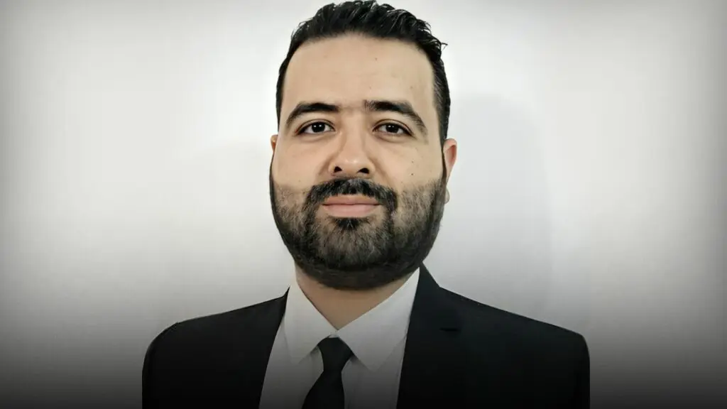 تقي الدين تاجي يكتب: أيها الإسكافي لا تتجاوز حدود النعل!!