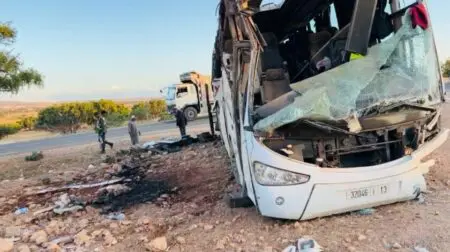 فاجعة بين أكادير والصويرة: 7 قتلى و20 جريحاً بعد انقلاب حافلة