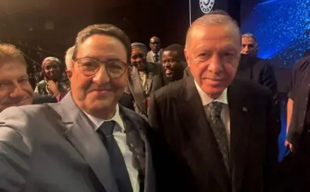 سيلفي قيوح وأردوغان يقسم الآراء..خطأ برتوكولي أم صورة عفوية عادية ؟