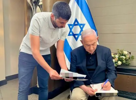 نتنياهو يقيل متحدثه دوستري قبيل زيارة واشنطن بسبب “أخطاء حرجة”