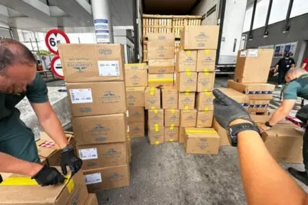 سجائر مغربية في قلب إسبانيا… اعتقال مهربين وضبط 28 ألف علبة