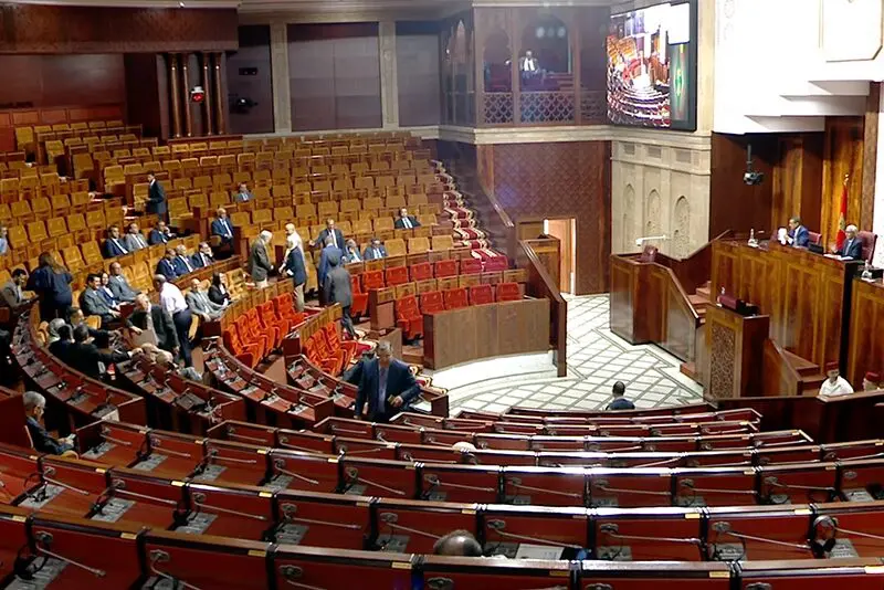المحكمة الدستورية تُقِرُّ منع البرلمانيين من الاعتصام ورفع اللافتات داخل مجلس النواب