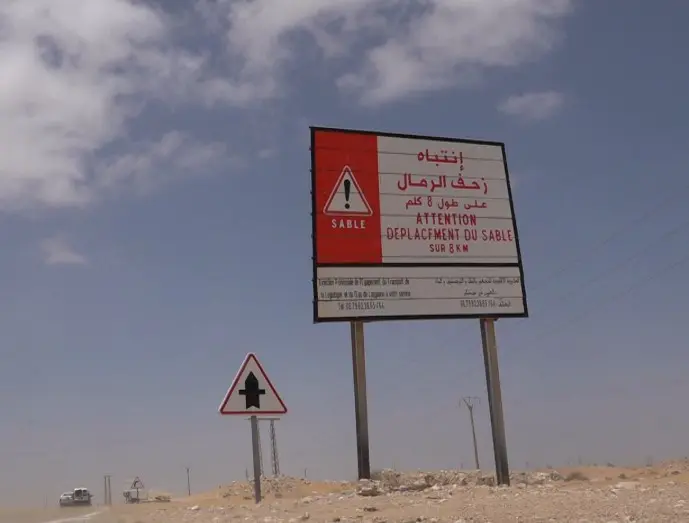 “زحف الرمال” يطارد سكان جماعة ضواحي “العيون”..وحماة المستهلك يحذرون