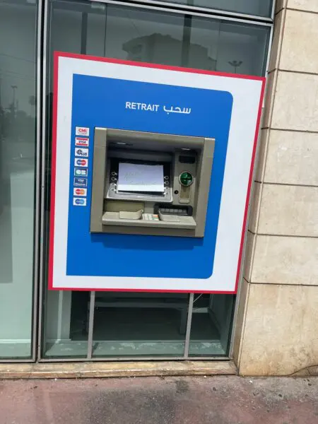 أعطاب تقنية وخدمة متدنية تثير غضب زبناء وكالة بنكية بالرباط الشباك الوحيد للوكالة معطل، وقد وُضع عليه بشكل ارتجالي ورقة مكتوب عليها “Non service” بدلاً من العبارة الصحيحة “Hors service