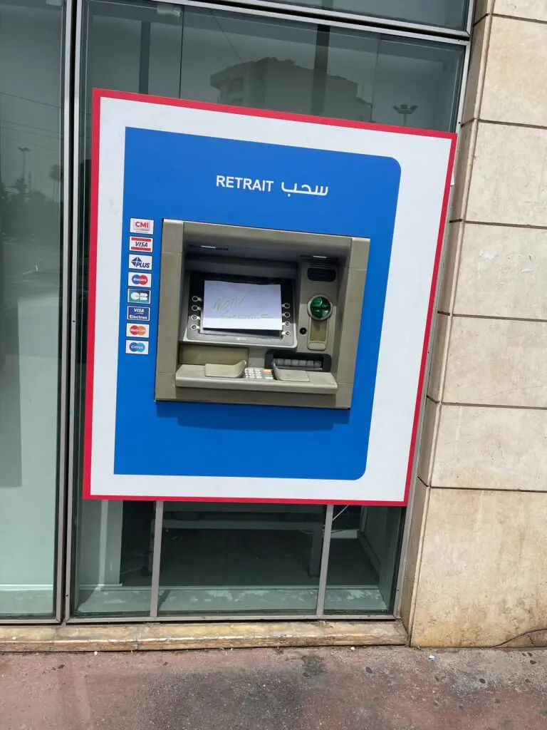 أعطاب تقنية وخدمة متدنية تثير غضب زبناء وكالة بنكية بالرباط الشباك الوحيد للوكالة معطل، وقد وُضع عليه بشكل ارتجالي ورقة مكتوب عليها “Non service” بدلاً من العبارة الصحيحة “Hors service