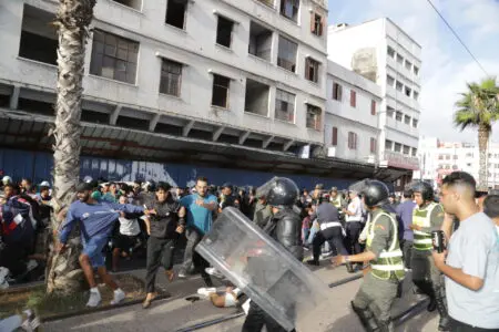 لوموند: هتافات “أخنوش ارحل” تتصدر احتجاجات جيل Z بالمغرب