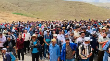 تقرير فرنسي: غضب القرى المعزولة يفضح أزمة ثقة مع المنتخبين جانب من مسيرة أيت بوكماز (أرشيف)