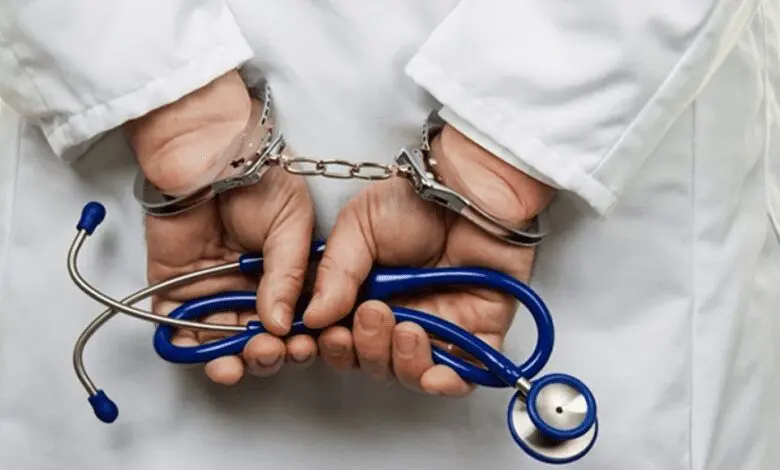 اعتقال طبيب و3 شركاء في قضية إصدار شواهد طبية مزيفة