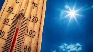 طقس الجمعة: أجواء حارة بهذه المناطق