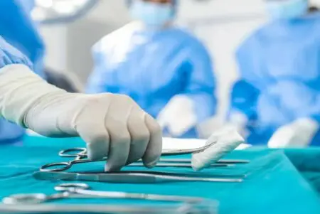 مطالب بالتحقيق في قوافل طبية مشبوهة تستنزف “صناديق التأمين”