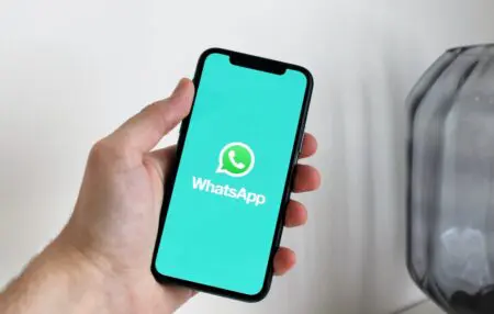تحديث كبير لواتساب: تخصيص المحادثات بخلفيات AI وتحسين البحث والمشاركة البصرية