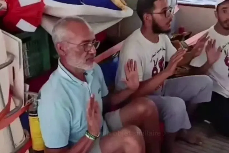 أسطول الصمود.. حراكٌ حقوقي وإعلامي للإفراج عن غالي وبن ضراوي ورفيق لهما يقول إنهما على لائحة الترحيلات