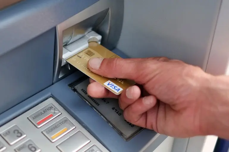ابتلاع “بطاقة” أربعة أيام… حكم قضائي يلزم بنكًا بالدار البيضاء بتعويض “زبون”