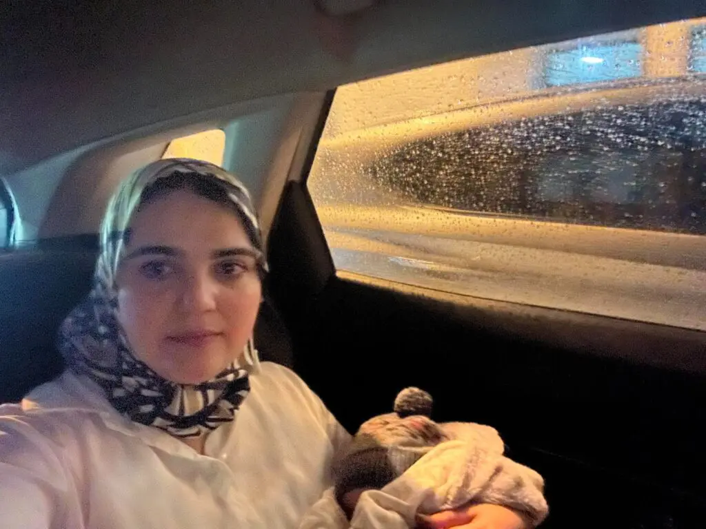 برلمانية تضطر لجلب رضيعها الى البرلمان وتحرج “الطالبي العلمي”
