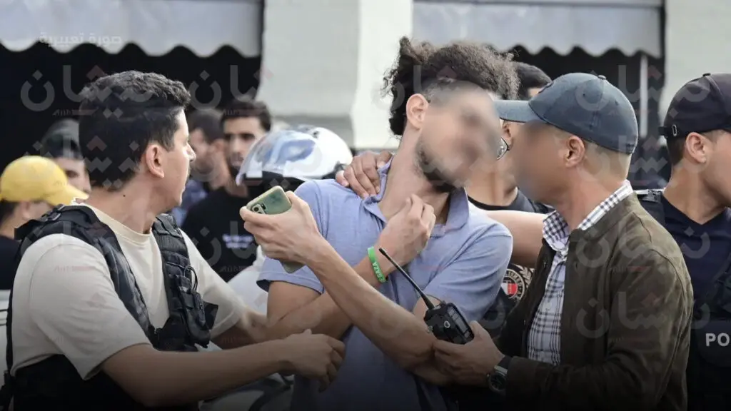 كان يتناول عشاءً فاعتقل .. تقرير بريطاني يكشف تجاوزات بحق محتجي “جيل Z”