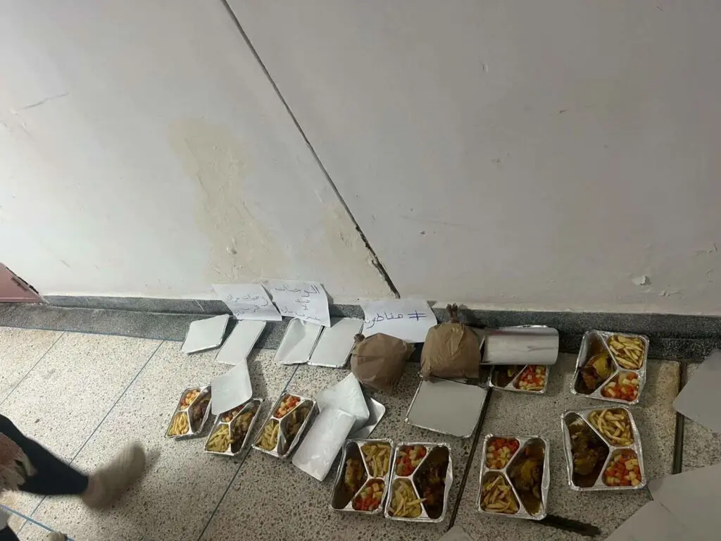 “سراق الزيت” في وجبة عشاء يشعل غضب الأطر الصحية بتازة صورة لارجاع الاطر الصحية بمستشفى ابن باجة لوجباتهم احتجاجا على رداءتها