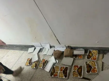 “سراق الزيت” في وجبة عشاء يشعل غضب الأطر الصحية بتازة صورة لارجاع الاطر الصحية بمستشفى ابن باجة لوجباتهم احتجاجا على رداءتها