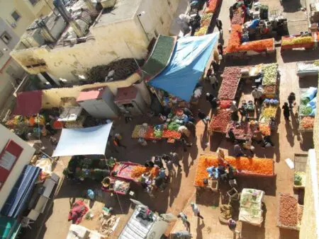 تازة ..بين فوضى الأسواق العشوائية وانتظار خطة حكومية لإدماج الباعة الجائلين