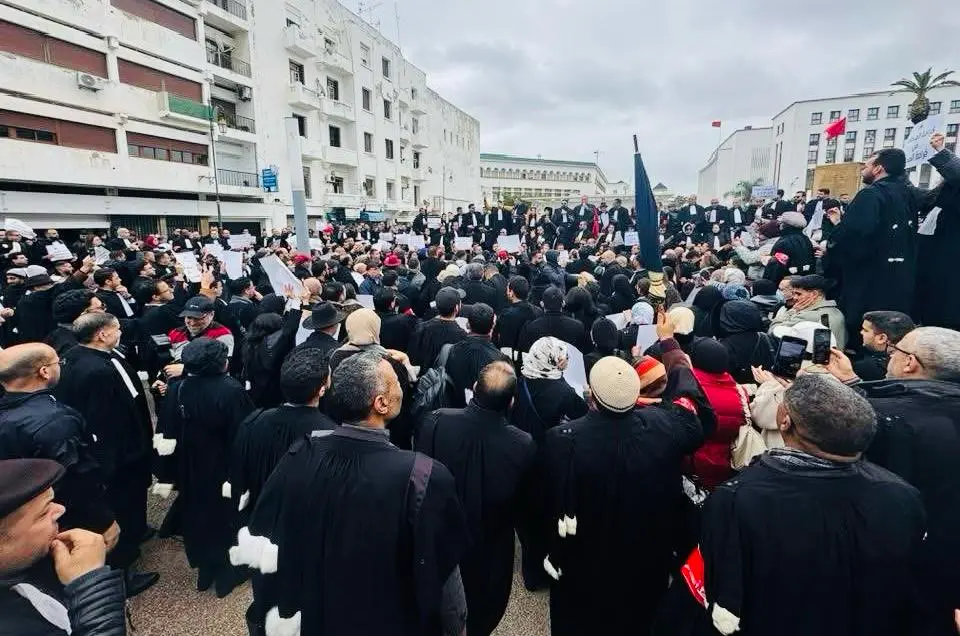 احتجاجات المحامين “تُحاصر” مقر وزارة العدل بالرباط