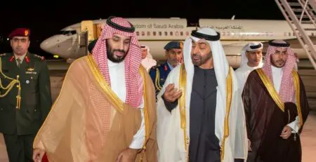 الصراع السعودي-الإماراتي ينتقل إلى ليبيا بعد تحذير حفتر