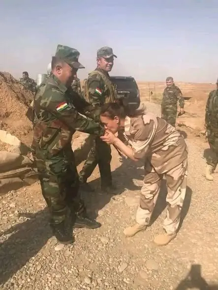 بزي عسكري وتقبيل أيدي “البشمركة”.. ناشطة أمازيغية مغربية تشعل جدلا كبيرا