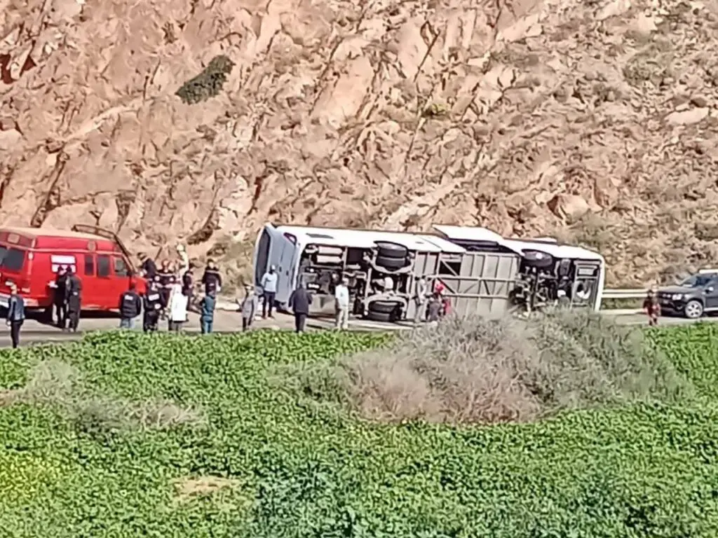 مصرع أربعة من عناصر الأمن وإصابة 26 بعد انقلاب حافلة بسيدي إفني
