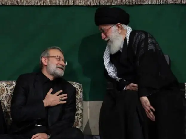 نيويورك تايمز: خامنئي يعزز صلاحيات لاريجاني لضمان استمرارية النظام في حال الحرب أو الاغتيال