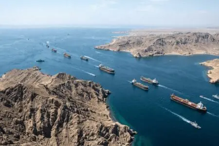 أسطول من ناقلات النفط يغادر الخليج ويعبر مضيق هرمز