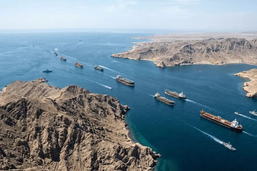 أسطول من ناقلات النفط يغادر الخليج ويعبر مضيق هرمز