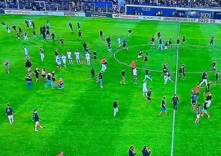 اقتحام جماهيري بملعب آسفي يؤجل انطلاق مباراة الأولمبيك واتحاد العاصمة