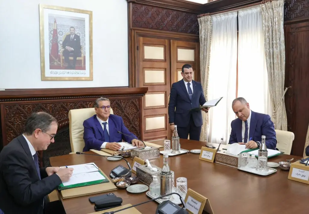المغرب الصناعي الجديد.. نجاح اقتصادي بمردودية اجتماعية محدودة (تحليل إخباري) اخنوش، السكوري، ورياض مزور غداة توقيع اتفاقية مع شركة "رونو" (أرشيف)