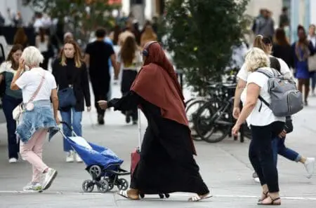 تشديد الخناق على المساجد والجمعيات.. تفاصيل قانون فرنسي يستهدف المسلمين