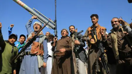 الحوثيون يعلنون حظر الملاحة بشكل كامل على إسرائيل في البحر الأحمر