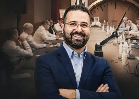عقارب السياسة