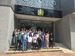 موظفو قطاع المغاربة المقيمين بالخارج يحتجون على بوريطة بحمل الشارة الحمراء