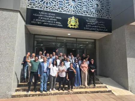 موظفو قطاع المغاربة المقيمين بالخارج يحتجون على بوريطة بحمل الشارة الحمراء