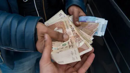 “الكاش” يواصل الزحف.. 491 مليار درهم خارج الأبناك في المغرب