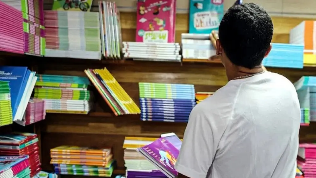 الكتبيون يعلنون مقاطعة ناشرين ويحذرون من “فوضى” الكتاب المدرسي