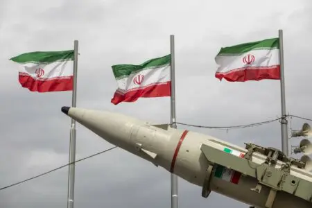 الحرب تتسع في الخليج.. إيران تستهدف قواعد بدول خليجية