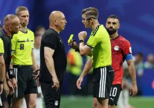 “فيفا” تدافع عن حكم مباراة الأرجنتين ومصر وترفض اتهامات المجاملة