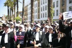 وقفات احتجاجية للمحامين أمام المحاكم واجتماع حاسم للجمعية