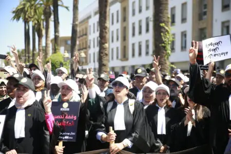 وقفات احتجاجية للمحامين أمام المحاكم واجتماع حاسم للجمعية
