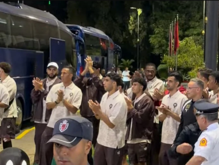 استقبال جماهيري لبعثة المنتخب المغربي بمطار الرباط – سلا
