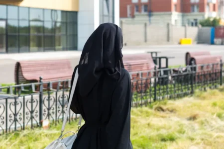 حكم قضائي يلزم مدرسة فرنسية بمراكش بقبول تلميذة محجبة