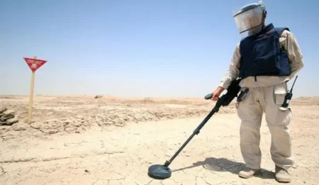 مصرع جنديين وإصابة ثالث في عملية إزالة ألغام