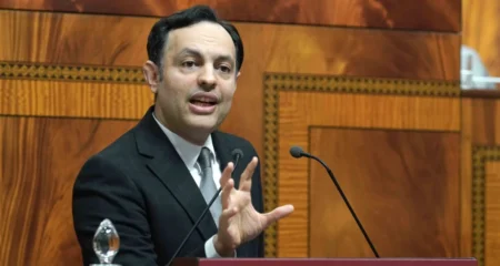 الحكومة تتجاهل النقابات وتدافع عن مشروع قانون الإضراب