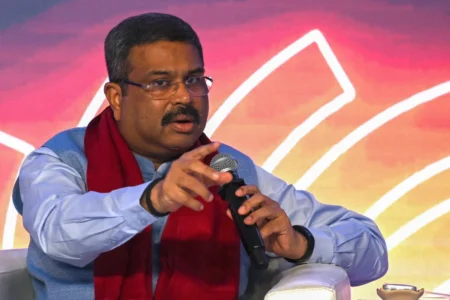 “حركة الصراصير” تجبر وزير التربية الهندي على تقديم استقالته